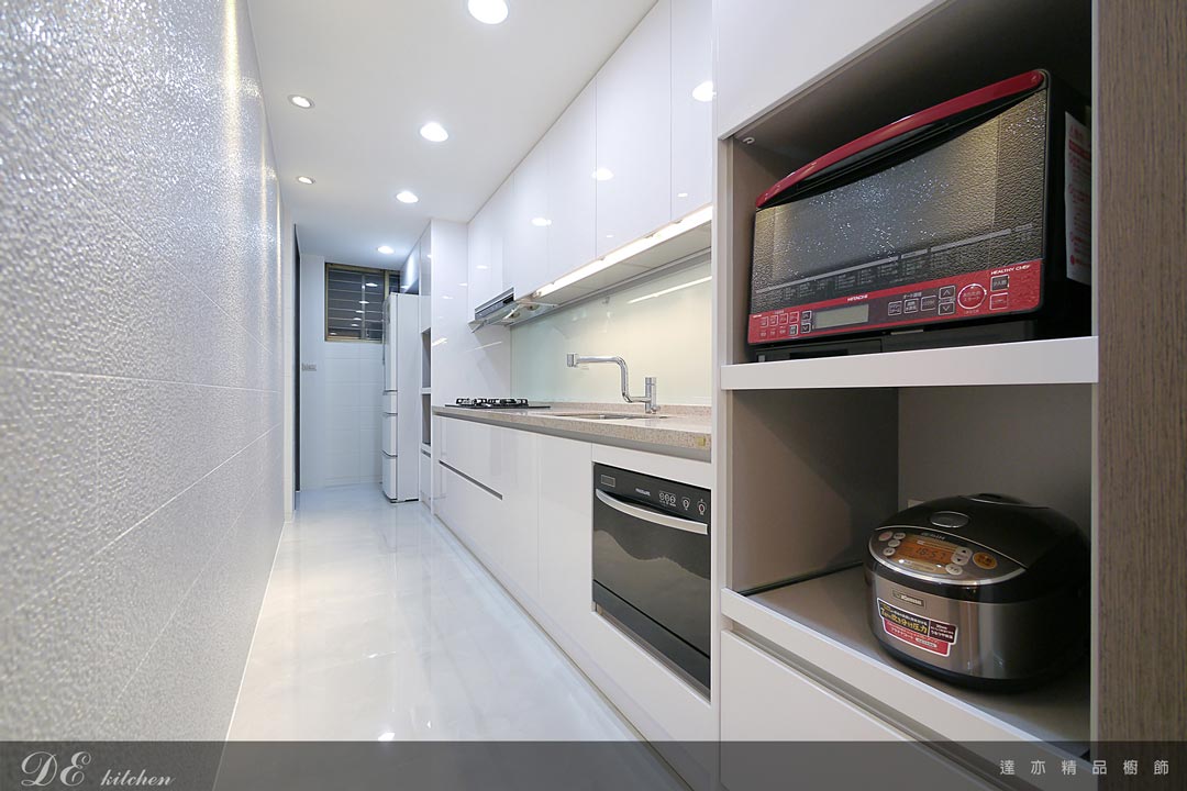 廚房設計｜現代風格｜檯面 矽鋼石｜門板 結晶鋼烤：白